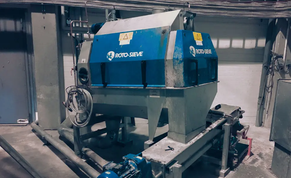 Roto-Sieve trommelzeef zeeft houtdeeltjes uit warm proceswater