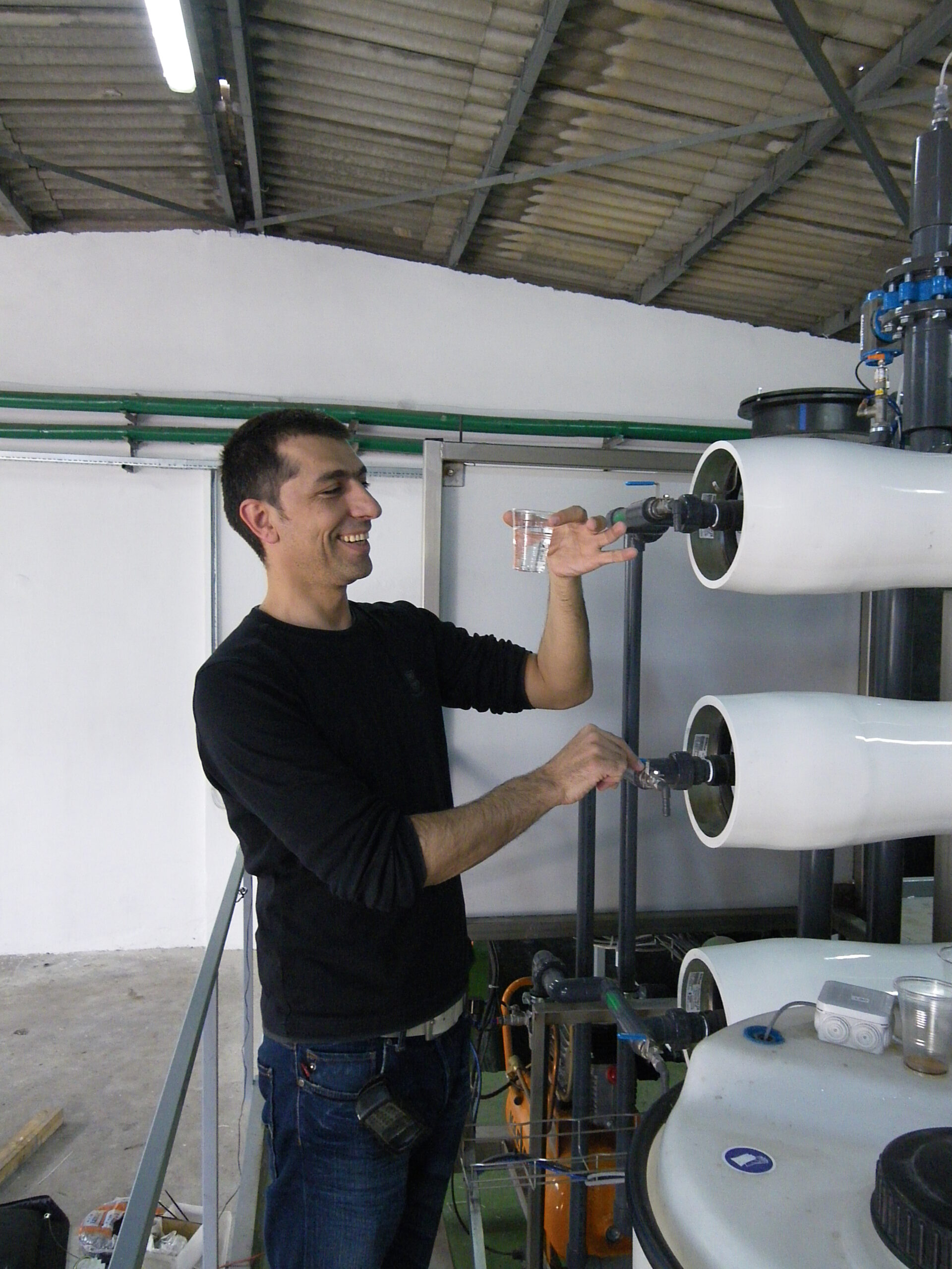 client avec des eaux usées traitées au verre pour obtenir une qualité d'eau potable klant met glas gezuiverd afvalwater na membraanbehandeling