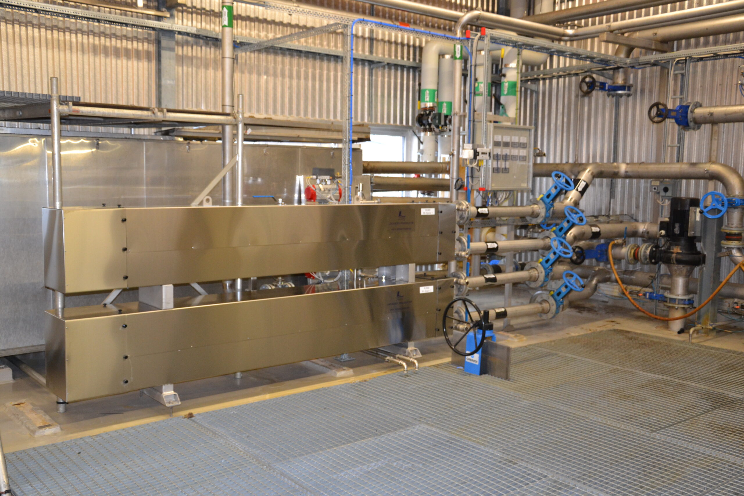 Twee warmtewisselaars boven op elkaar geplaatst voor maximale plaatsbesparing