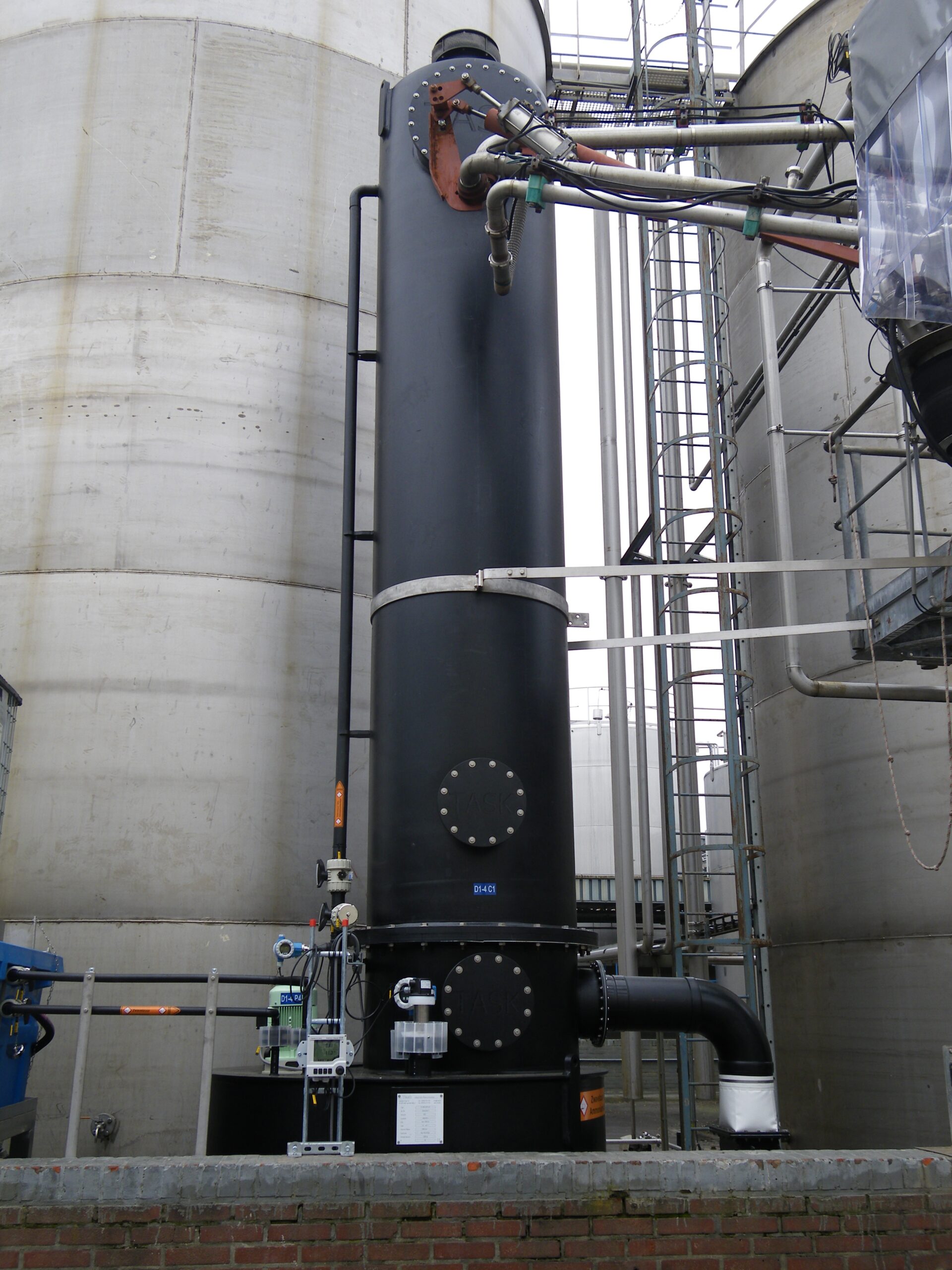 Een gaswasser voor het verwijderen van ammoniak dampen uit lucht afkomstig van opslagtanks voor ammoniak in de chemische industrie